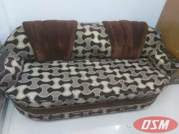 Comfortable And Spacious 5 Seater Sofa And Table With Glass Top
